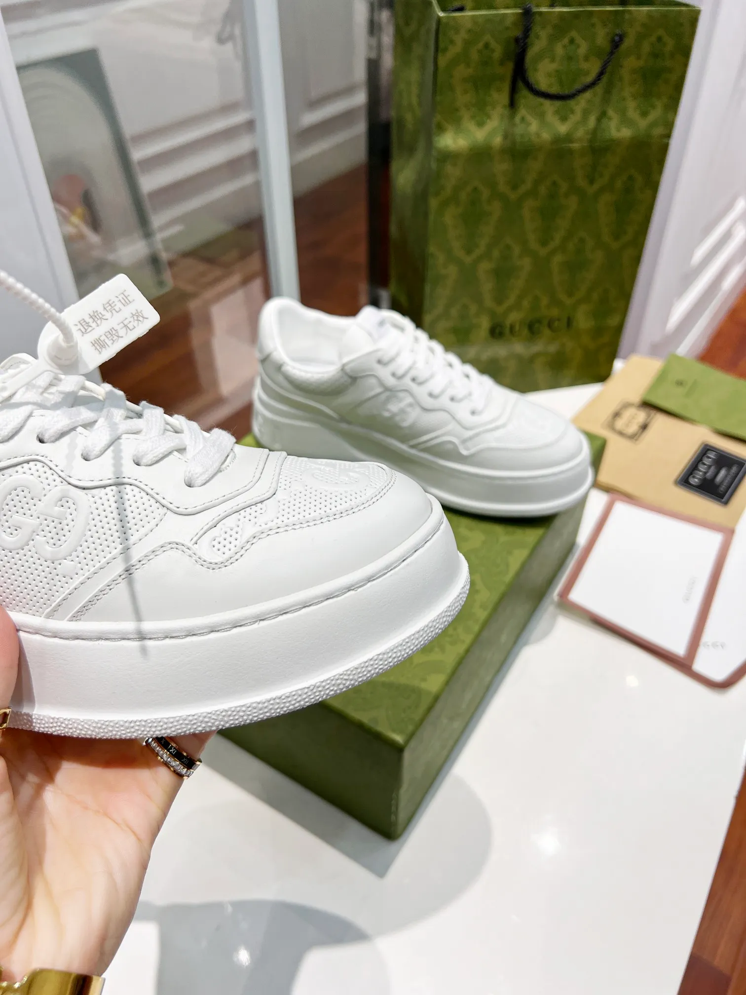 👟👟Ex-factory price 480👟👟 Women's Shoe Factory New Chunky B series lightweight soft thick sole sports series! G family's white shoes for couples, GUUC* counter-synchronized shoes, ancient and exotic catwalk models! The style design is light, luxurious and retro...thick sole increases height...similar to an upgraded version of classic white shoes! Original customized cowhide fabric (classic old floral fabric, perforation, embossing process), cowhide lining, original foam lightweight outsole, GG Logo on the heel, 4cm thick sole, classic Gucci webbing... Women's 35-40/Men's 39-44 (full size) Women's 41, Men's 45 are custom-made and non-returnable